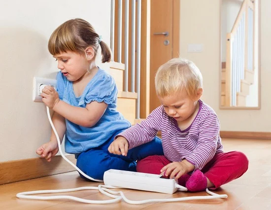 حماية الأطفال من مخاطر الكهرباء في المنزل